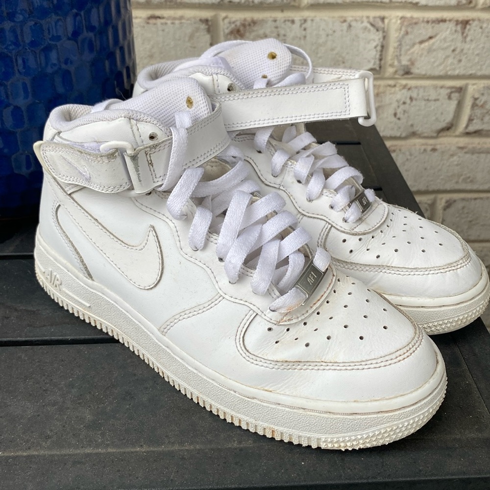 Youth Nike Air Force Ones size 5.5
